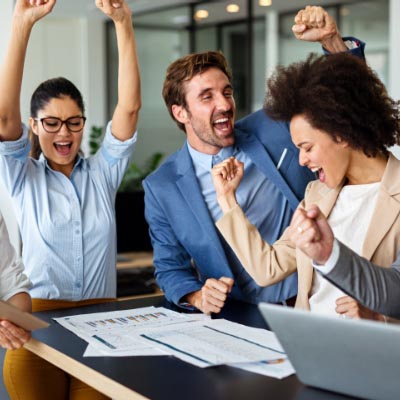 JA Coaching et formation : photo de plusieurs personnes heureux du résultat positif de leur formation et coaching sur le thème du leadership